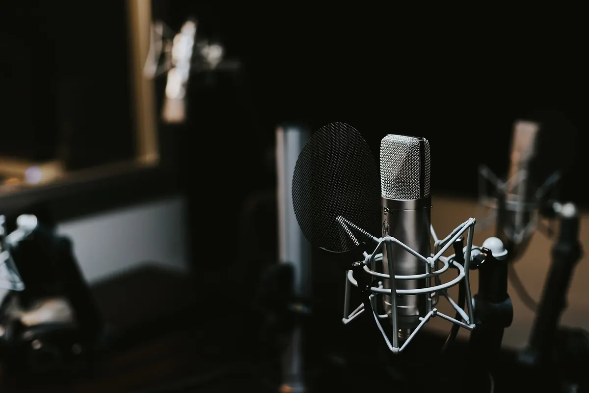 Studio condenser microphone with a diarised waveform and transcript overlaid